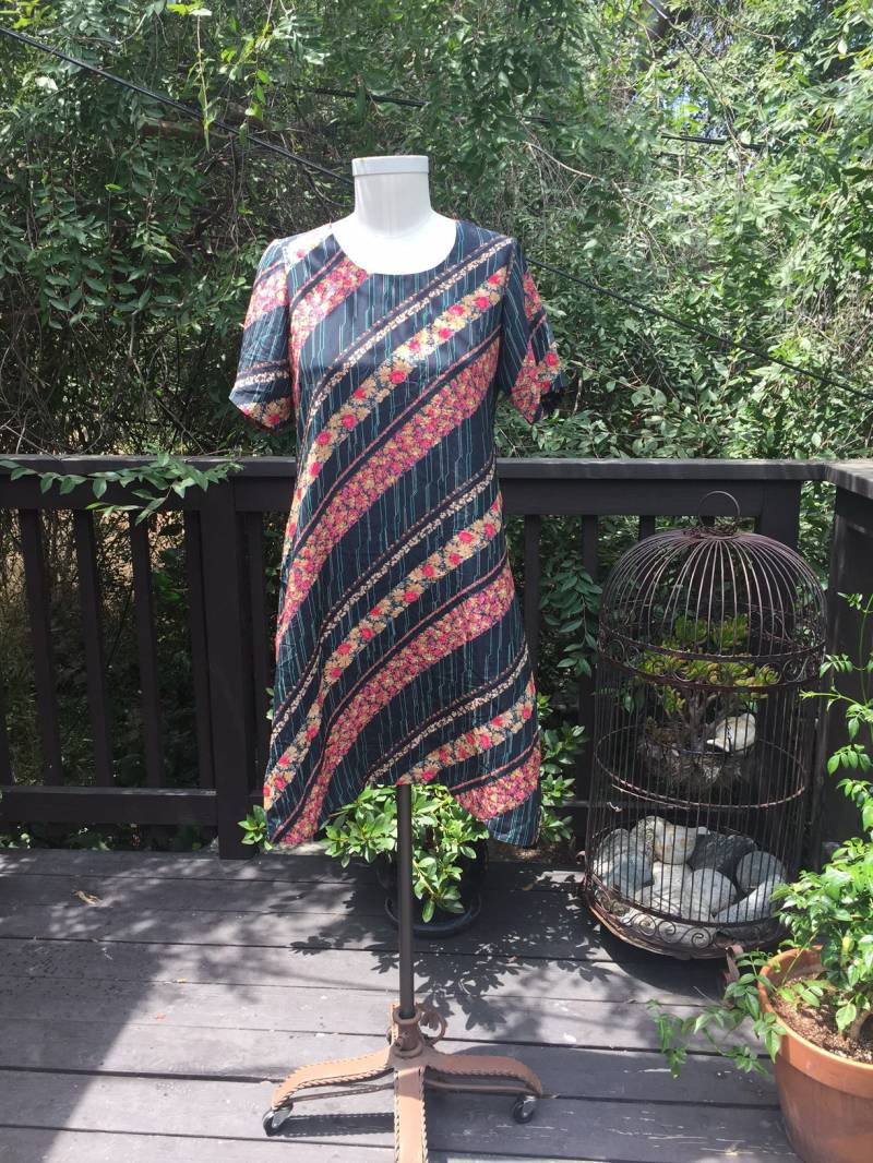 1990Er Jahre Schräges Blumenstreifen Etuikleid. 100% Seide. Kurzarm. Rundhalsausschnitt. Schwarz Und Hot Pink Größe Medium/Large von ColorPaperCollective