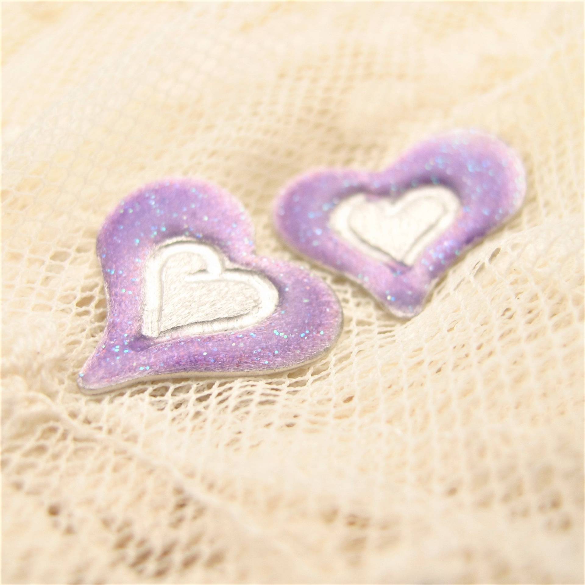 Bemalte Silber Lavendel Herz Ohrringe, Lappen Liebe Ohrringe von ColorSwing