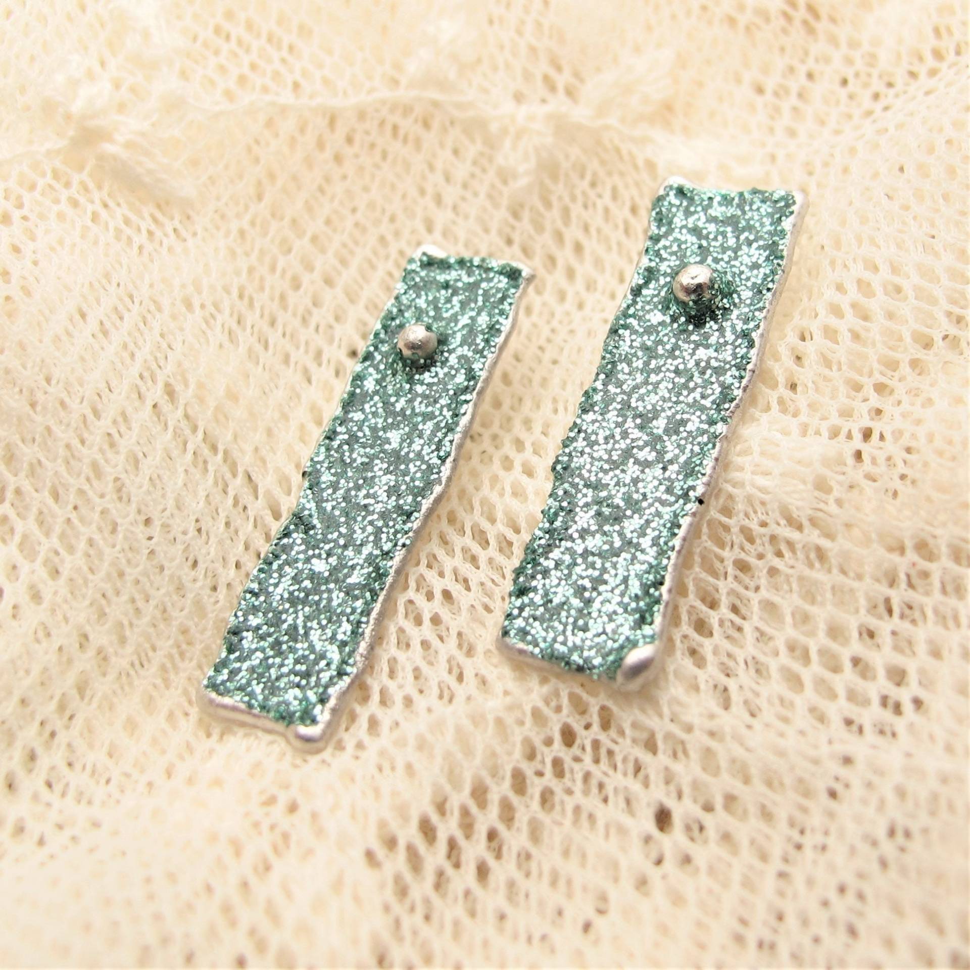 Grüne Aquamarin-Glitzer-Emaille-Silberohrringe, Kleine Boho-Hochzeitsohrringe, Helle Hochzeitsohrringe von ColorSwing