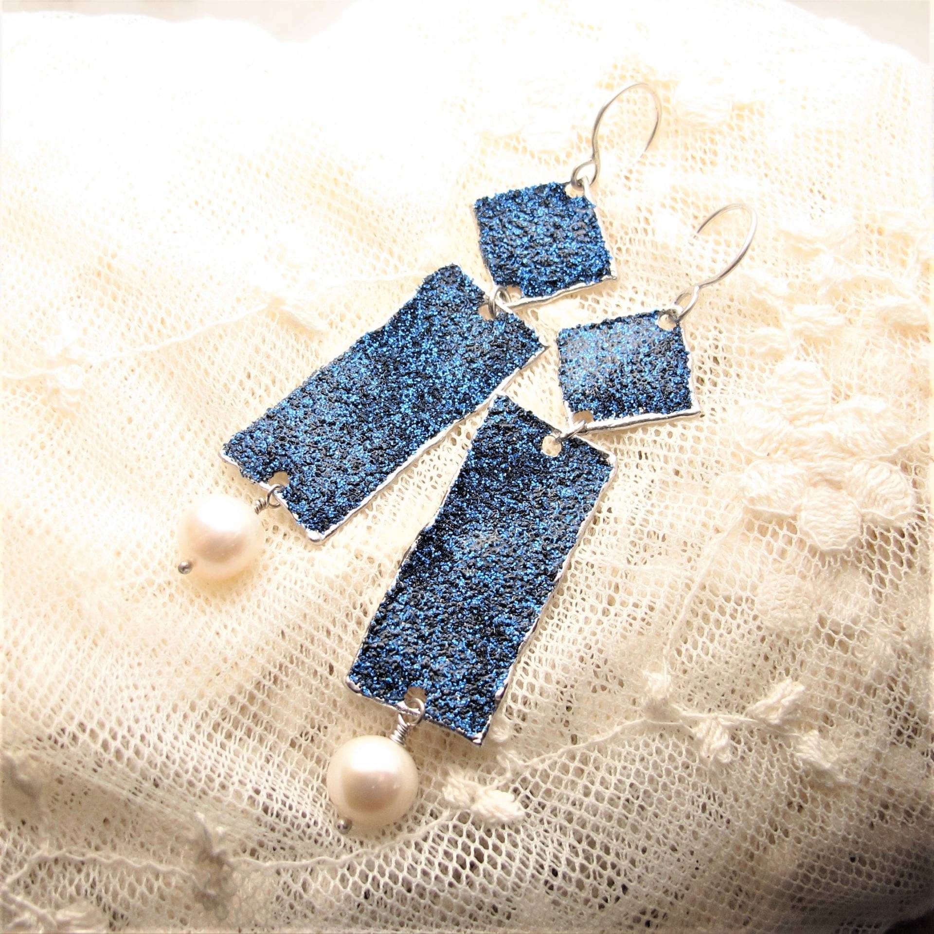 Helle Perle Glitzer Blau Emaille Ohrringe, Silber Lange Schimmernde Abendohrringe von ColorSwing