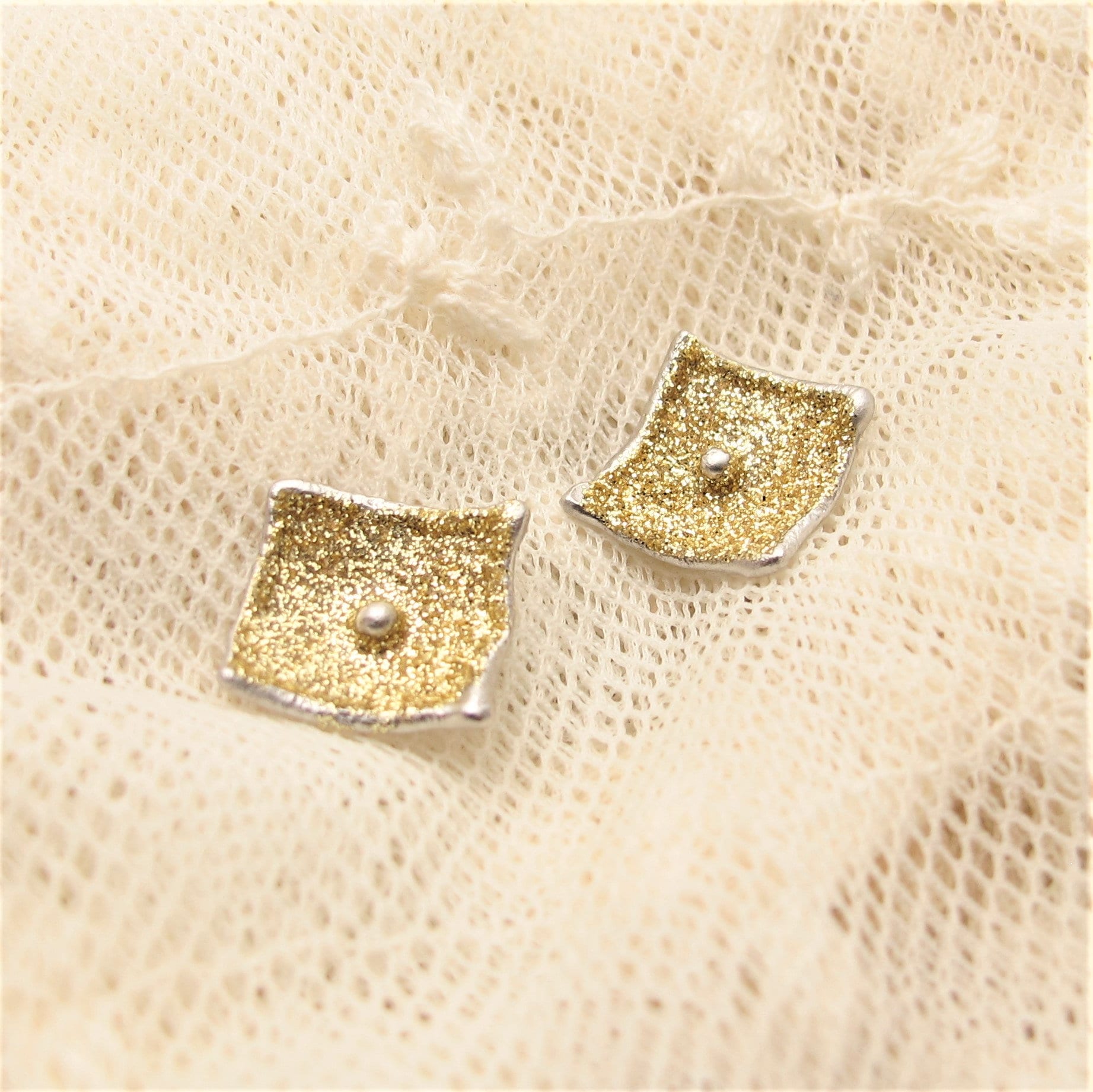 Minimale Silber Ohrringe Glitter Gold Emaille, Kleine Schimmernde Ohrringe, Minimale Hochzeit von ColorSwing