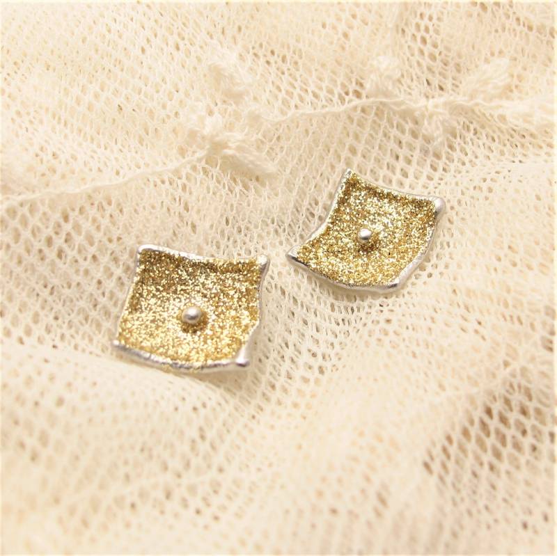 Minimale Silber Ohrringe Glitter Gold Emaille, Kleine Schimmernde Ohrringe, Minimale Hochzeit Minimale Silber Ohrringe Glitter Gold Emaille, Kleine Schimmernde Ohrringe, Minimale Hochzeit von ColorSwing