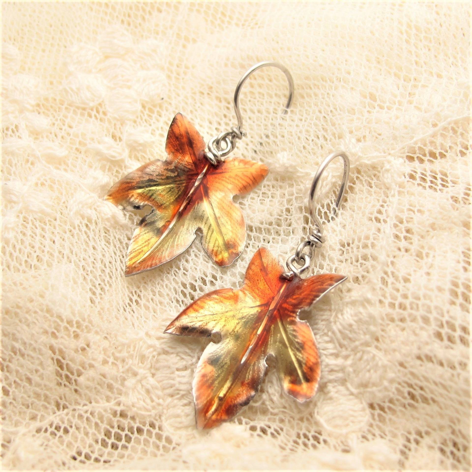 Orange Emaille Liquidambar Blatt Ohrring, Plant Lovers Ohrringe, Natur Ohrringe von ColorSwing