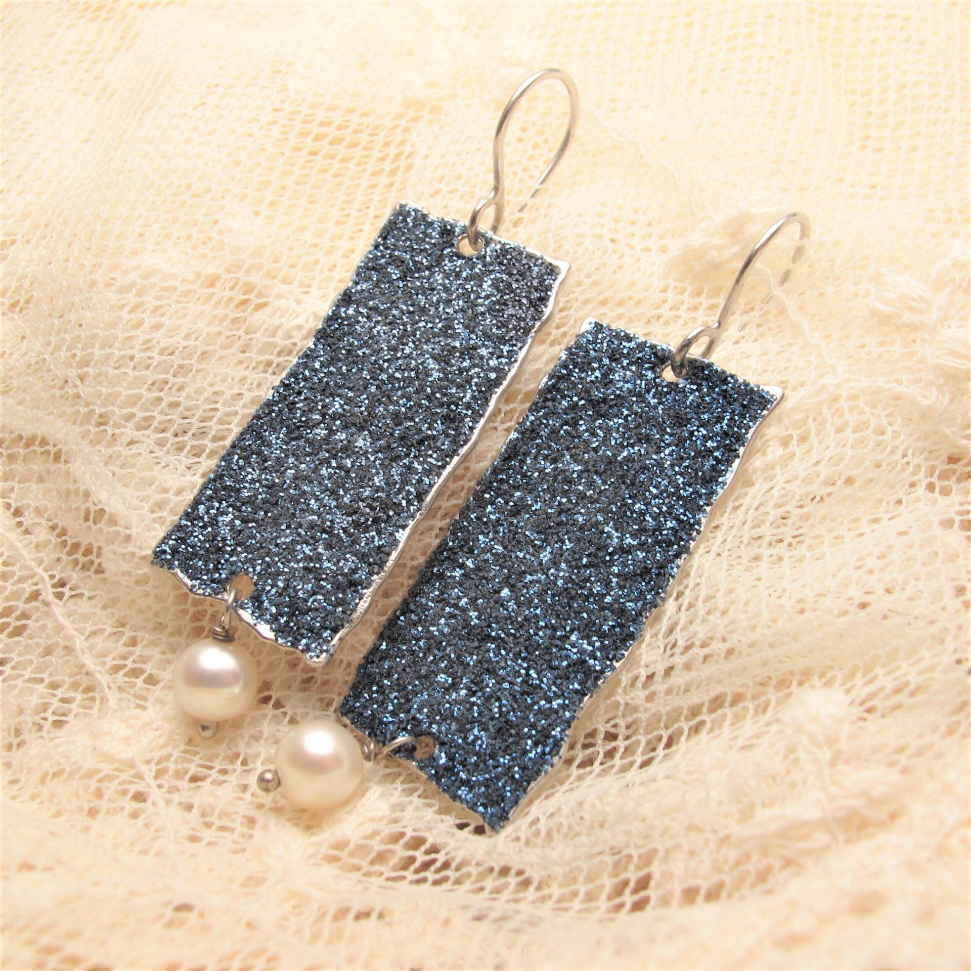 Perle Schwarz Glitzer Emaille Ohrringe von ColorSwing