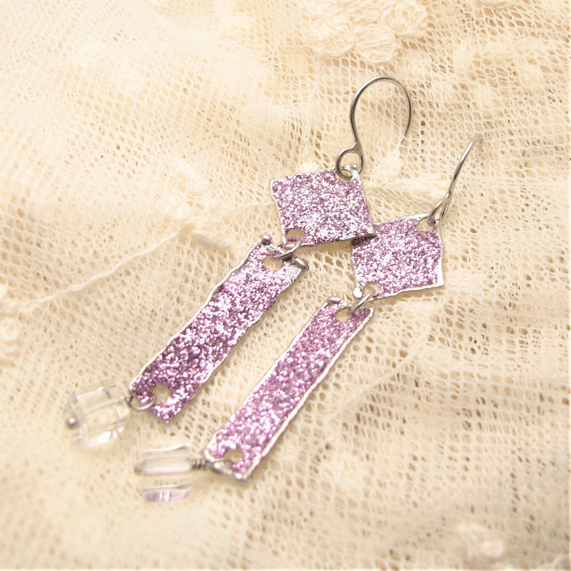Silber Emailliert Hell Glitzer Lila Ohrringe, Schimmernde Glyzinien Bergkristall, Pastell Rosa Ohrringe von ColorSwing