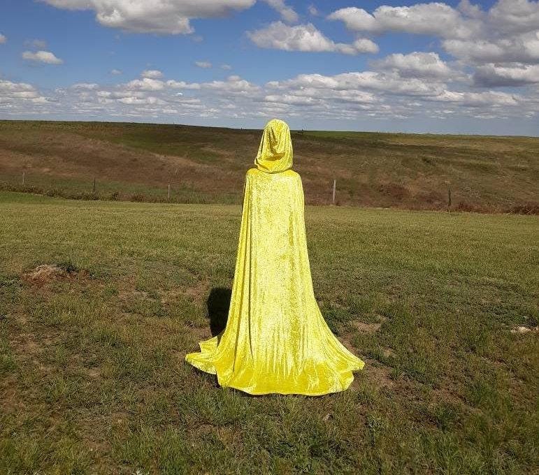 Gelber Samt Kapuzen Umhang Hummel Halloween Kostüm Renaissance Kleidung Brautumhang Hochzeit von ColorTheWorldArt