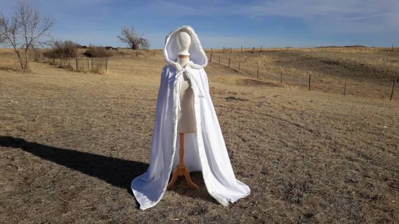 Weißer Weihnachtscape Fleece Und Kunstpelz Snow Queen Bridak Hochzeit Cape Renaissance Mittelalter Umhang Schneewittchen von ColorTheWorldArt