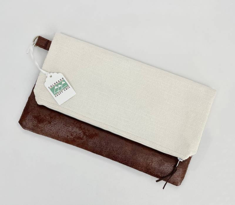 Elfenbein Und Braune Leder Clutch Mit Handschlaufe von ColoradoCraftChic