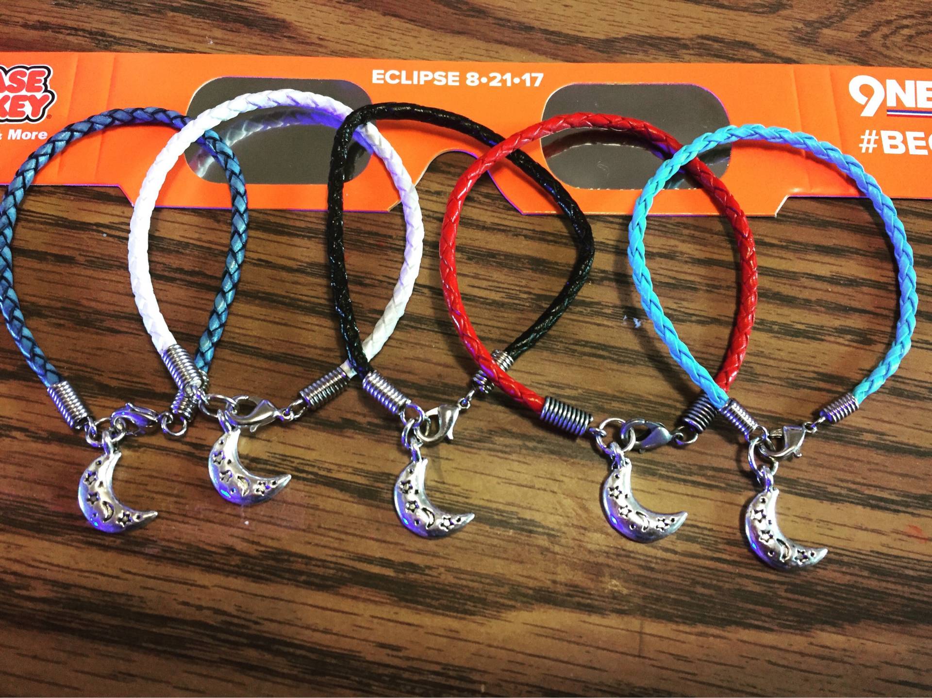Geflochtenes Lederarmband Mit Mondstein Geflochtenes Lederarmband Mit Mondstein von ColoradoHorseTracks