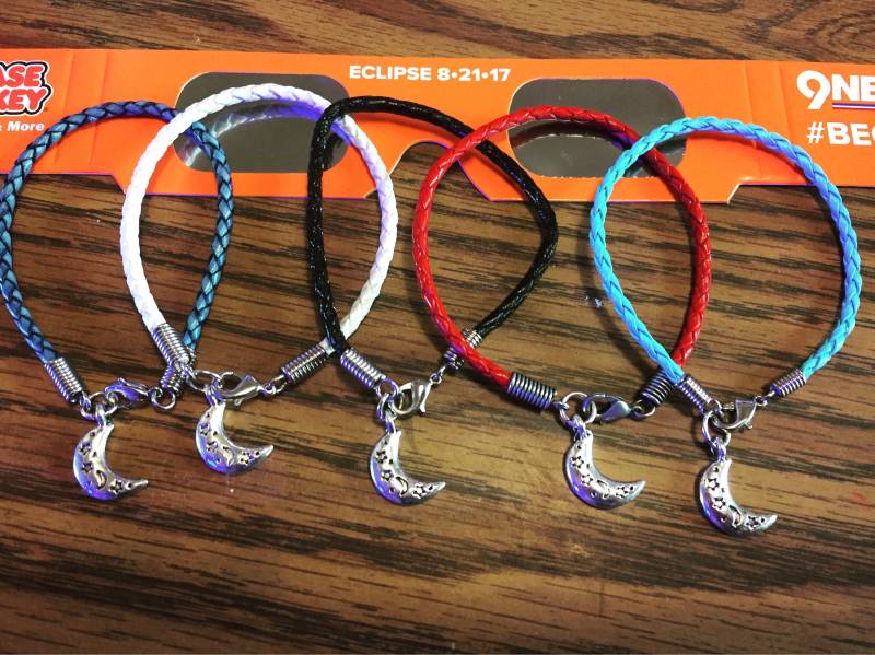 Geflochtenes Lederarmband Mit Mondstein Geflochtenes Lederarmband Mit Mondstein von ColoradoHorseTracks