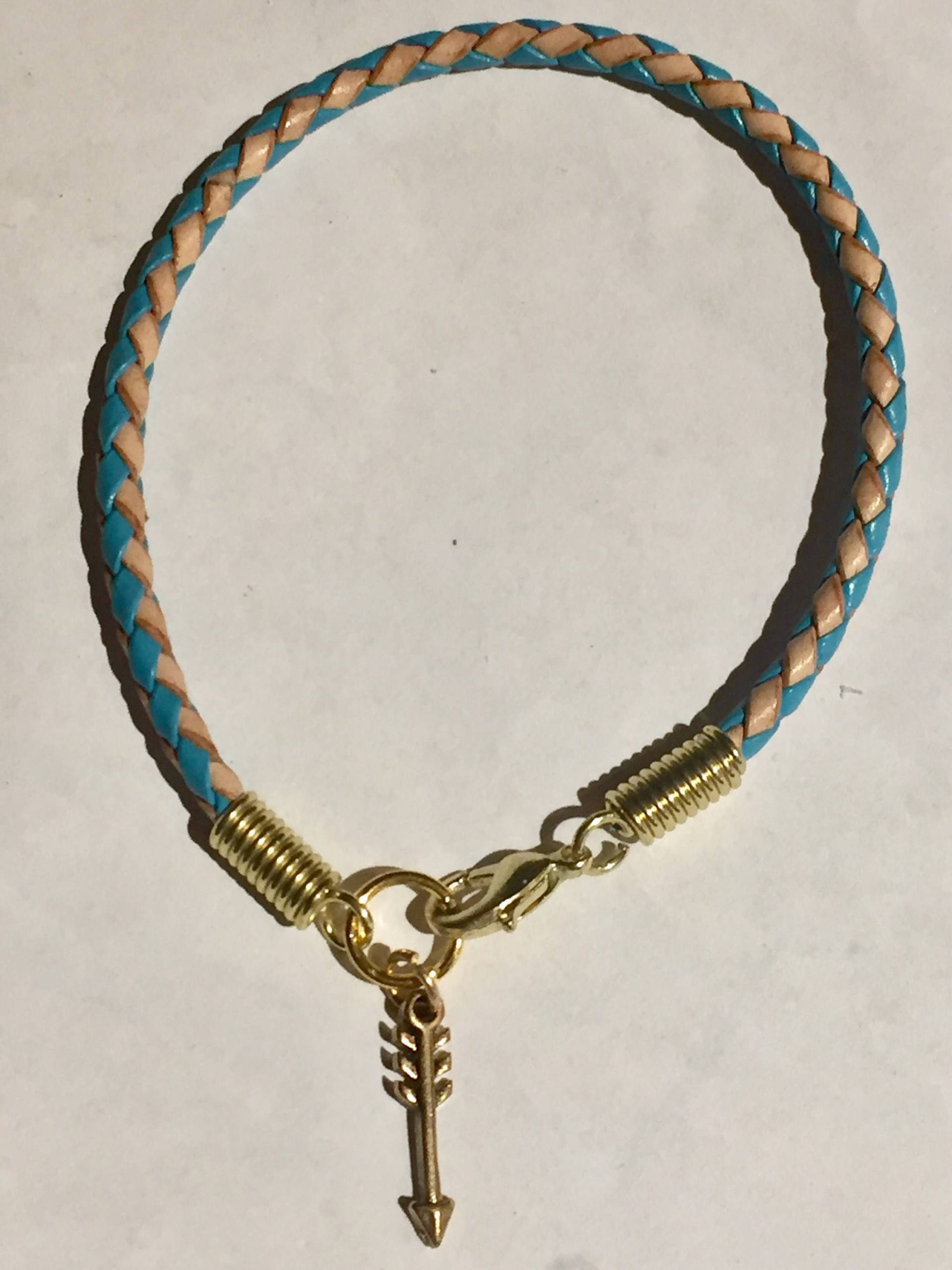 Goldener Pfeil Geflochtenes Lederarmband Goldener Pfeil Geflochtenes Lederarmband von ColoradoHorseTracks