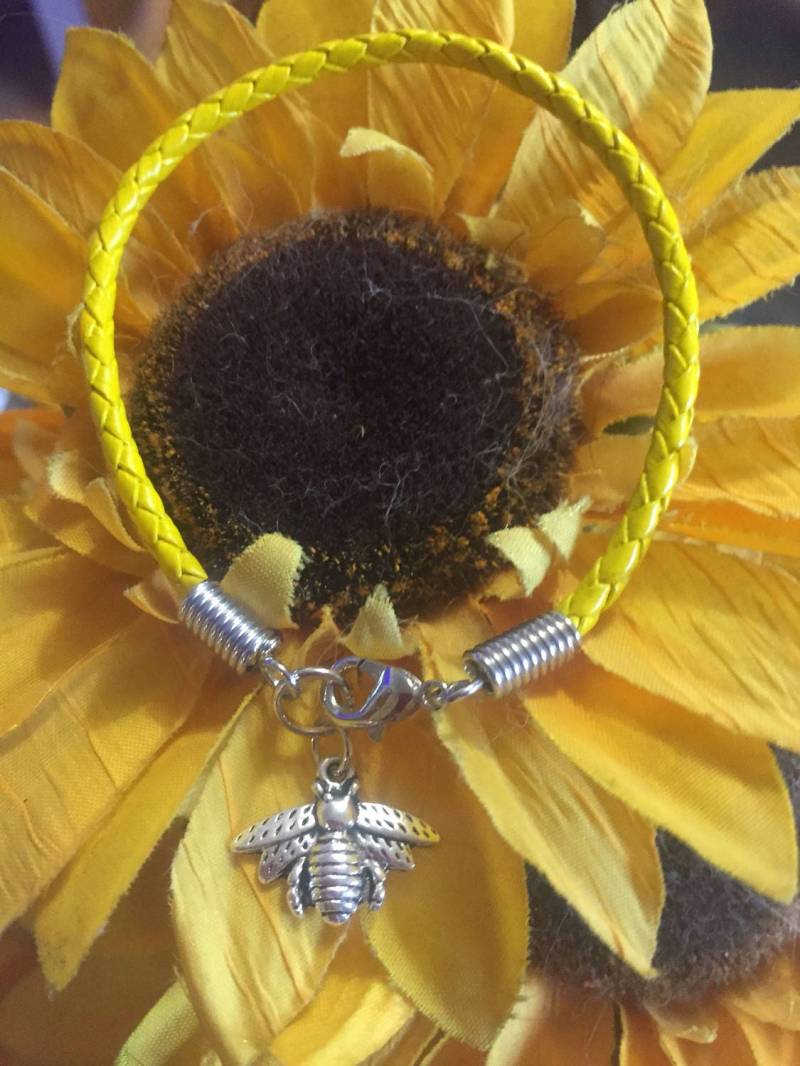 Hummel Geflochtenes Leder Bettelarmband Hummel Geflochtenes Leder Bettelarmband von ColoradoHorseTracks