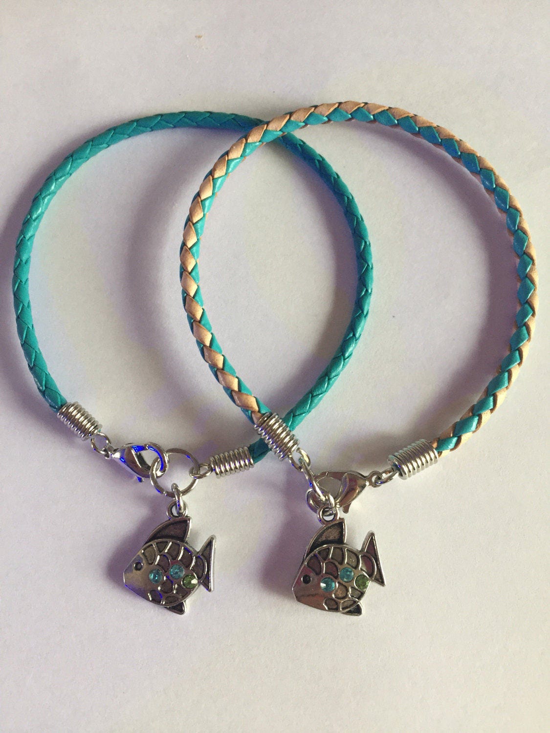 Jeweled Fisch Geflochtenes Leder Charm Armband Jeweled Fisch Geflochtenes Leder Charm Armband von ColoradoHorseTracks