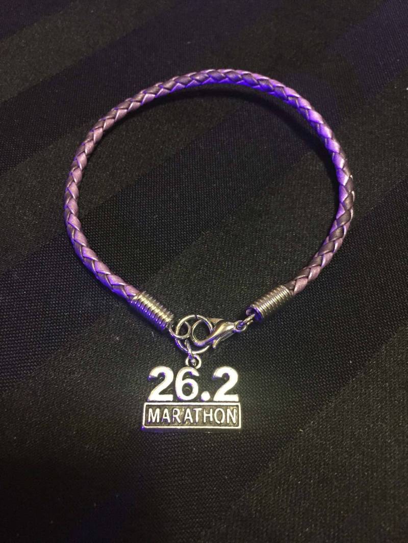 "Marathon Läufer "Marathon Läufer" Geflochtenes Leder Armband." "Marathon Läufer "Marathon Läufer" Geflochtenes Leder Armband." von ColoradoHorseTracks