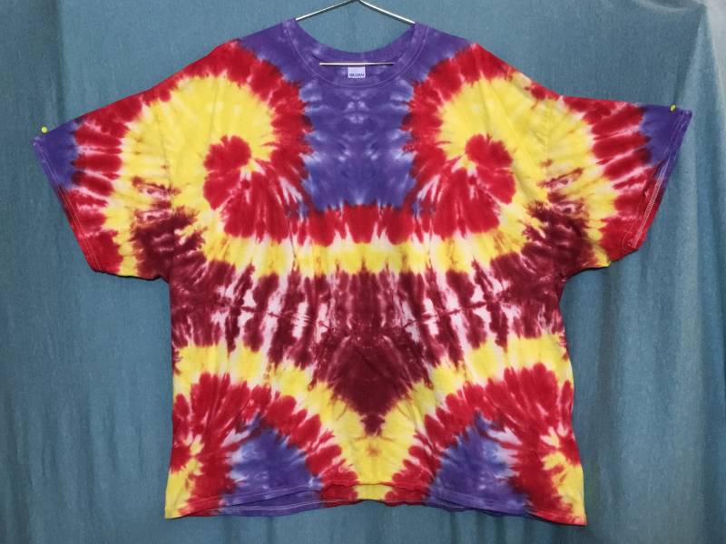 3xl-T-Shirt Gefärbt in Einer Quad-Spirale Rot, Gelb, Burgund & Lila von ColoradoTied