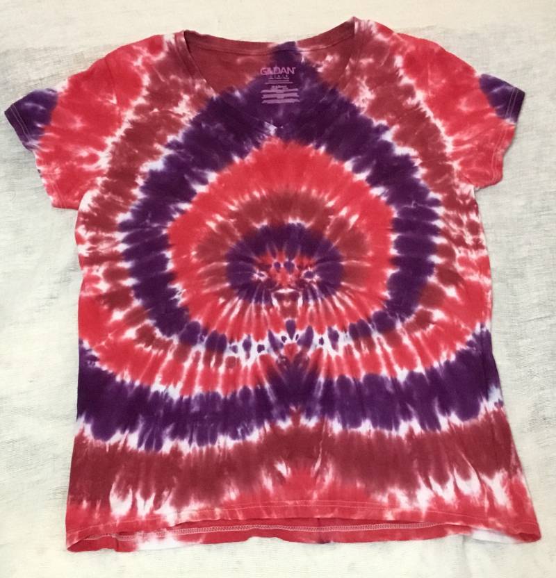 Großer Ausschnitt in Rot - Und Lilatönen Mit Batikmuster von ColoradoTied