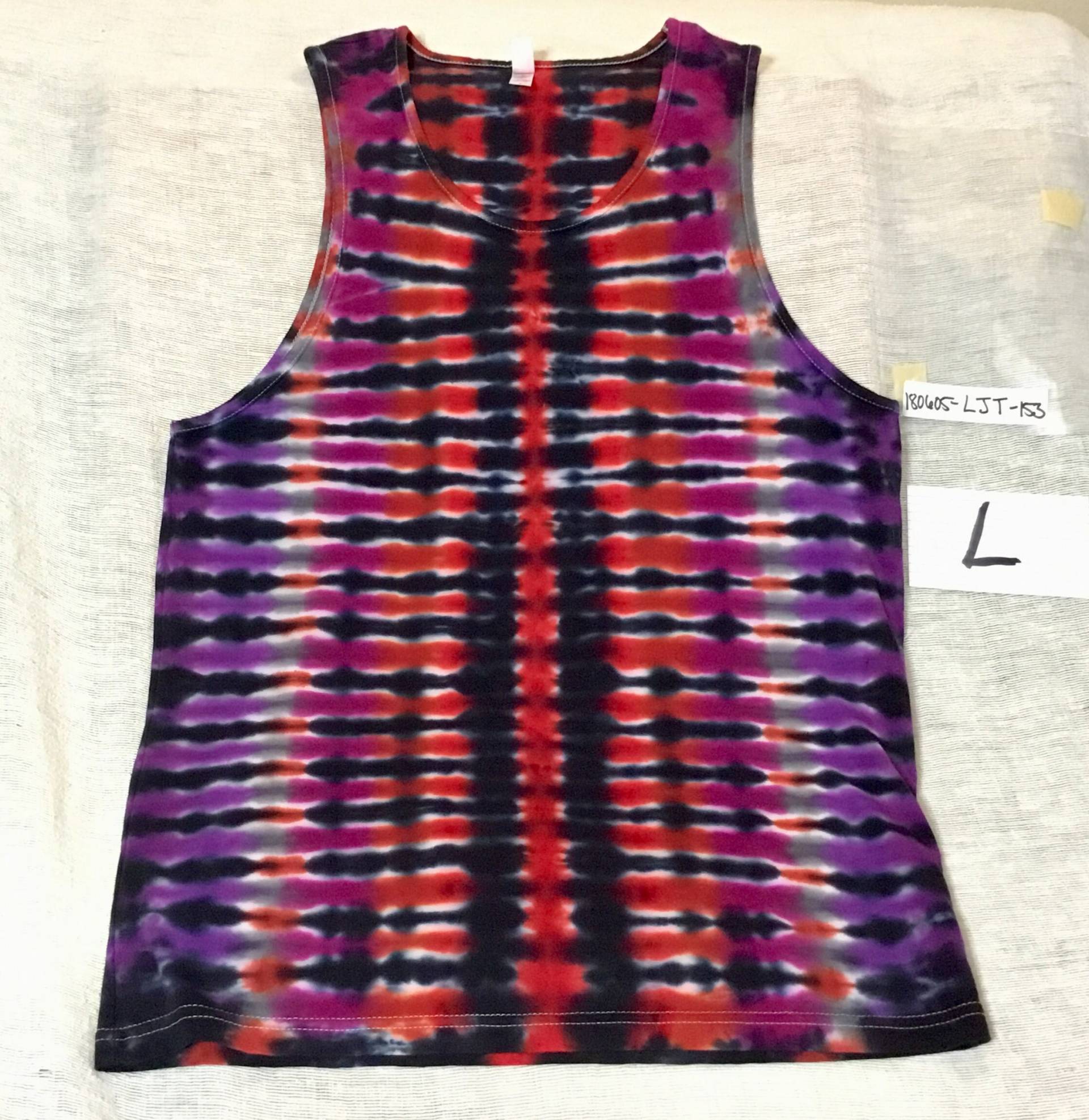 Großes Gebatiktes Tank Top Quer Gestreift in Schwarz Und Rot von ColoradoTied