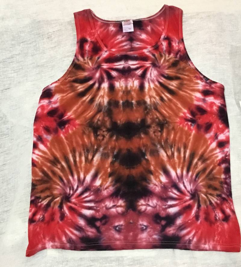 Großes Unisex Tank - Quad Spiral in Rot, Ochsenblut, Schwarz von ColoradoTied