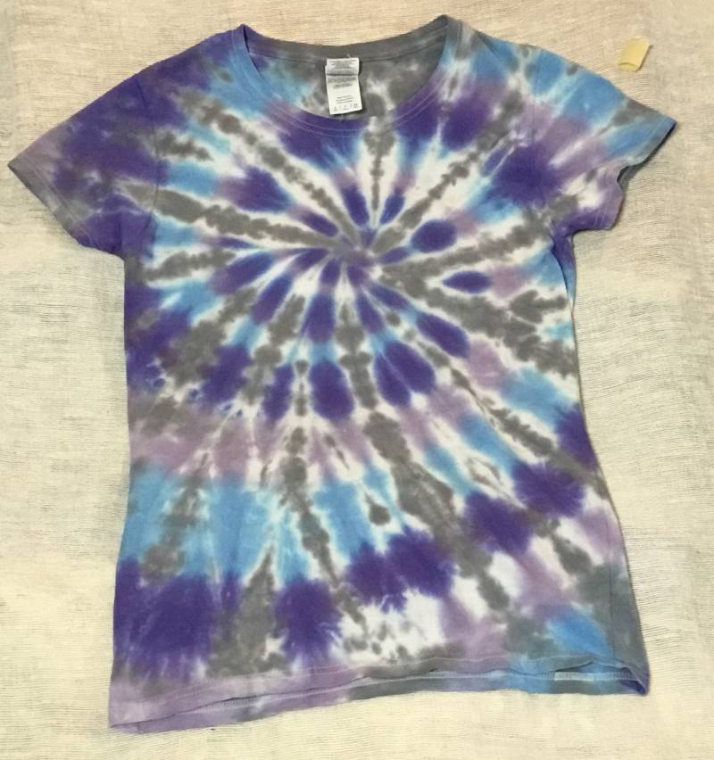 "Kleines Damen "Missy Fit" T-Shirt - Grau-Unterlegte Spirale in Blau & Lila." von ColoradoTied