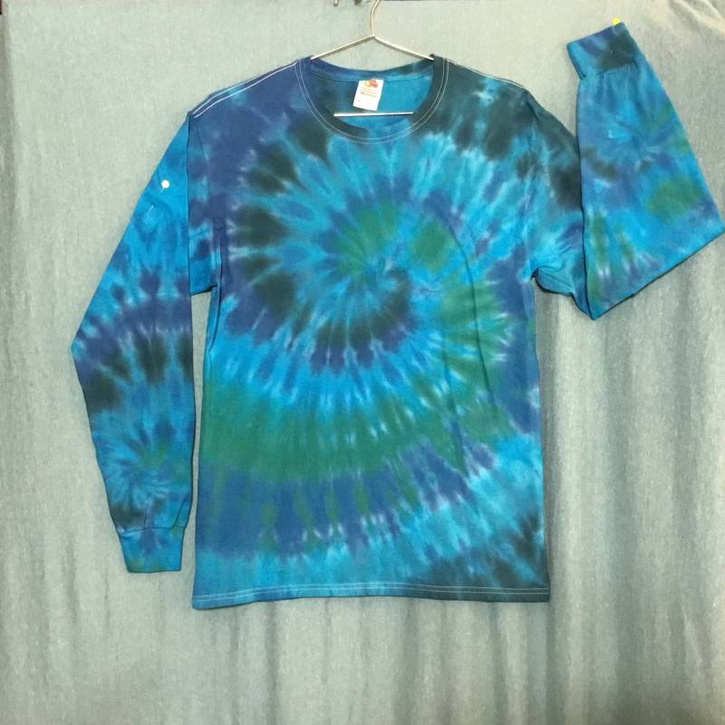 M Langärmeliges T-Shirt Mit Batikspiralen in Blau, Smaragd Und Eisvogel von ColoradoTied