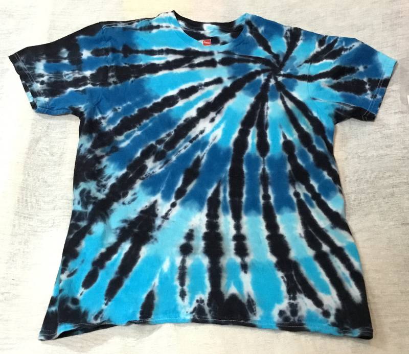 Mittelgroße Hanes-Nano-Tie-Gefärbte Spirale Mit Schwarzem Rücken in Blues von ColoradoTied