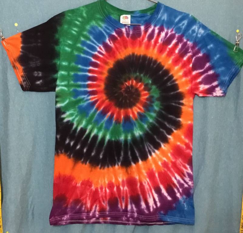 Medium Fotl Erwachsenen Unisex 5 Unzen Hd Cotton T-Shirt Gefärbt in Schwarz Regenbogen Spirale von ColoradoTied