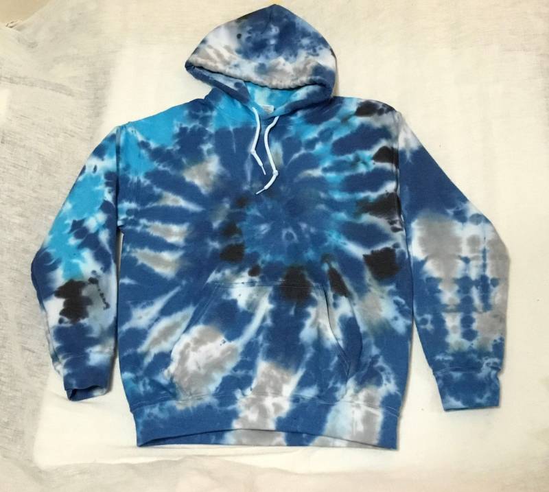 Mittlerer Gebatikter Kapuzenpullover in Blau, Schwarz Und Grau Mit Spiralmuster von ColoradoTied