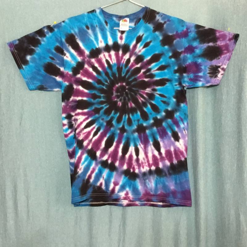 Medium T-Shirt, Gefärbt in Einer Zentralen Spirale Mit Türkis, Lila, Schwarz Und Blau von ColoradoTied