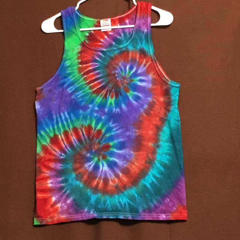 Mittelgroßes Unisex Tank - Diagonale Doppelspirale in Rot, Grün, Blau & Lila von ColoradoTied