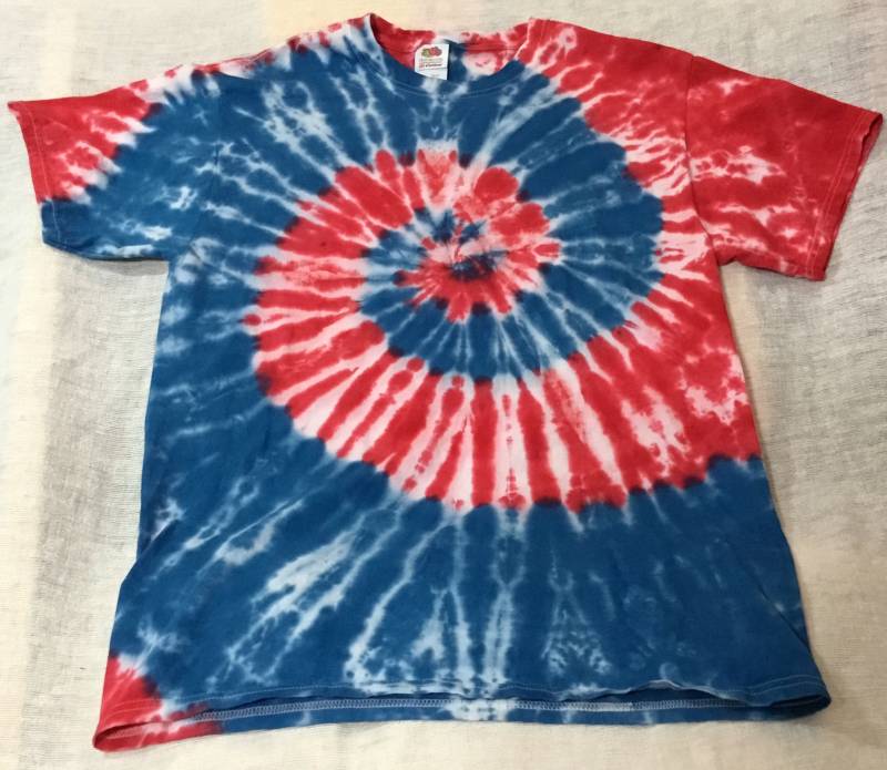 Mittleres Unisex T-Shirt - Rot & Blaue Spirale Auf Weiß von ColoradoTied