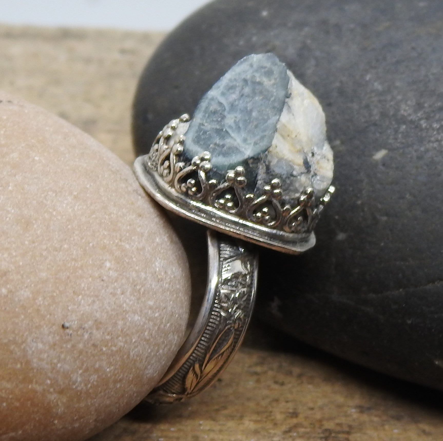 Ragt Aus Der Rauen - Blau Turmalinkristall Quarz-Matrix-Set in Sterling Silber-Größe 6 von ColoredRock