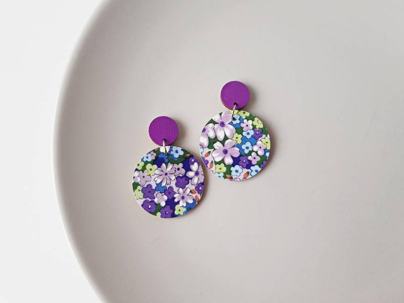 Handgemachte Violette Blumen Ohrringe Aus Holz Holz & Papier Illustration Schmuck Handgemachte Violette Blumen Ohrringe Aus Holz Holz & Papier Illustration Schmuck von ColoreriaStudio