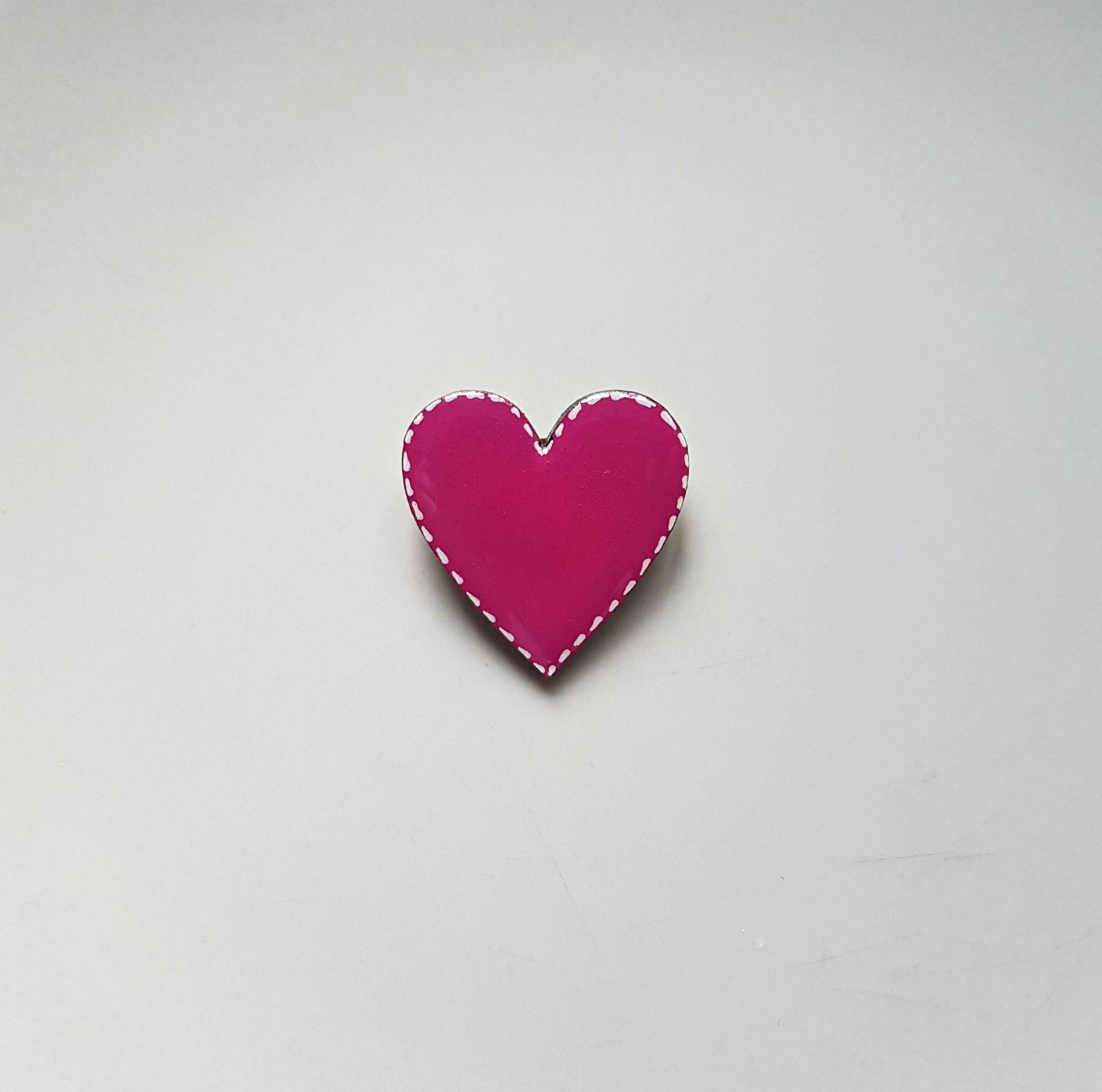 Magenta Herz Anstecknadel Handbemalte Holzbrosche Magenta Herz Anstecknadel Handbemalte Holzbrosche von ColoreriaStudio