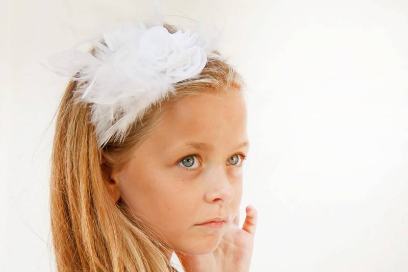 Weiße Blume Baby Und Mädchen Stirnband - Blumenmädchen Feder von ColoresForYou