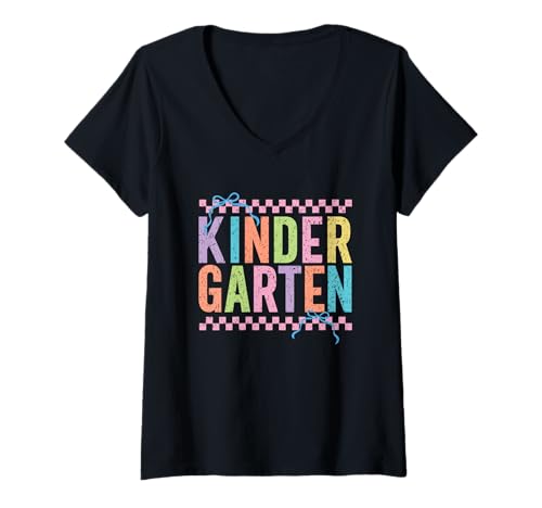 Damen Kindergarten Schachbrett Pastell Text Kunst T-Shirt mit V-Ausschnitt Damen Kindergarten Schachbrett Pastell Text Kunst T-Shirt mit V-Ausschnitt von Colorful Kindergarten Text Fun Design