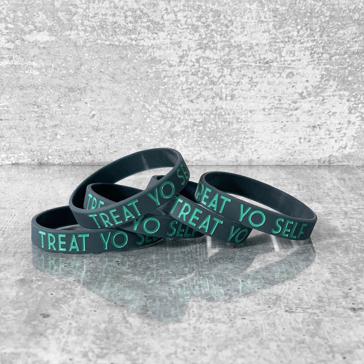 Verkauf - Treat Yo Self Silikon Armbänder Verkauf - Treat Yo Self Silikon Armbänder von ColorfulGeekiness