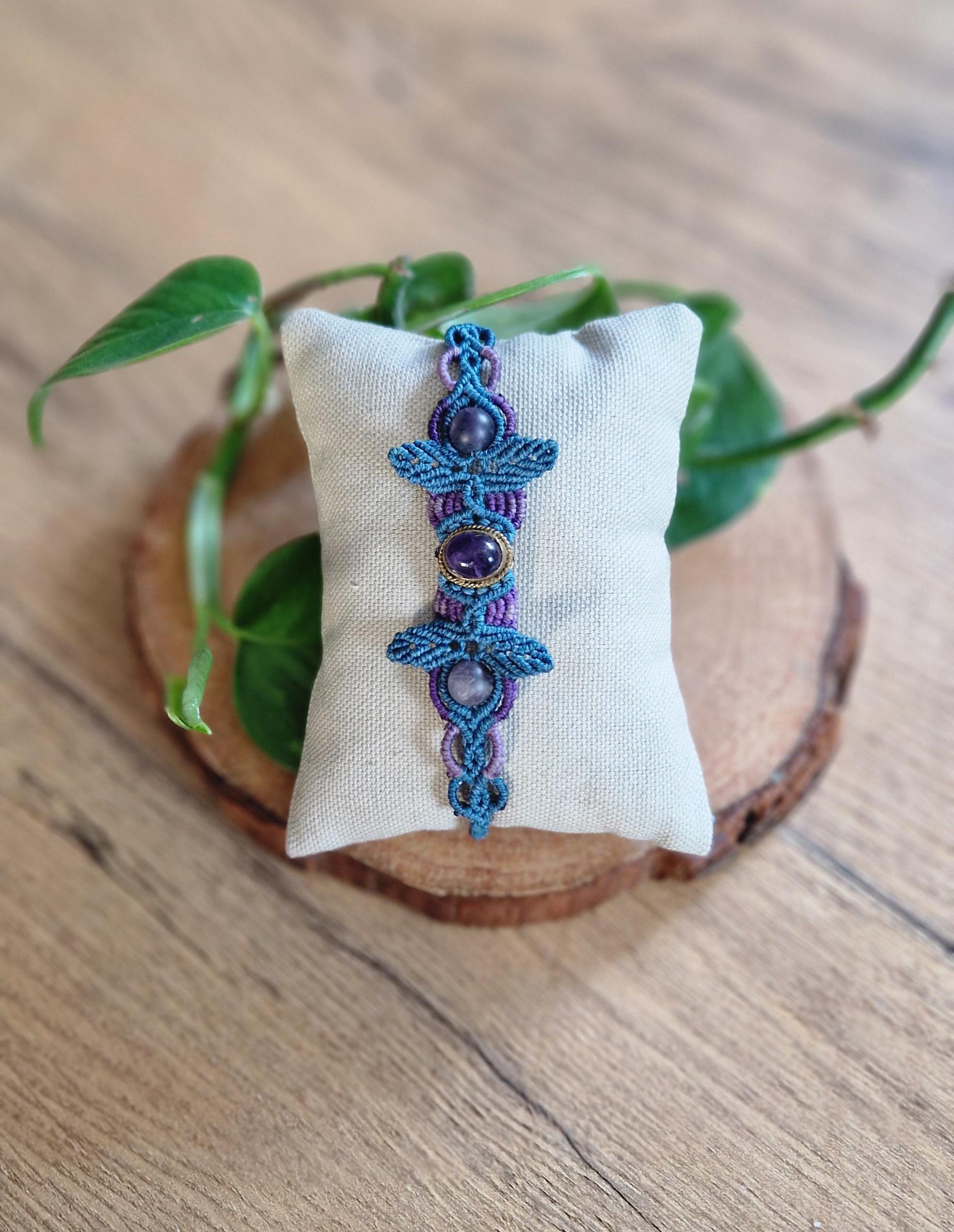 Makramee Macramé Armband Mit Amethyst Cabochon in Messing Gefasst Makramee Macramé Armband Mit Amethyst Cabochon in Messing Gefasst von ColorfulMakramee