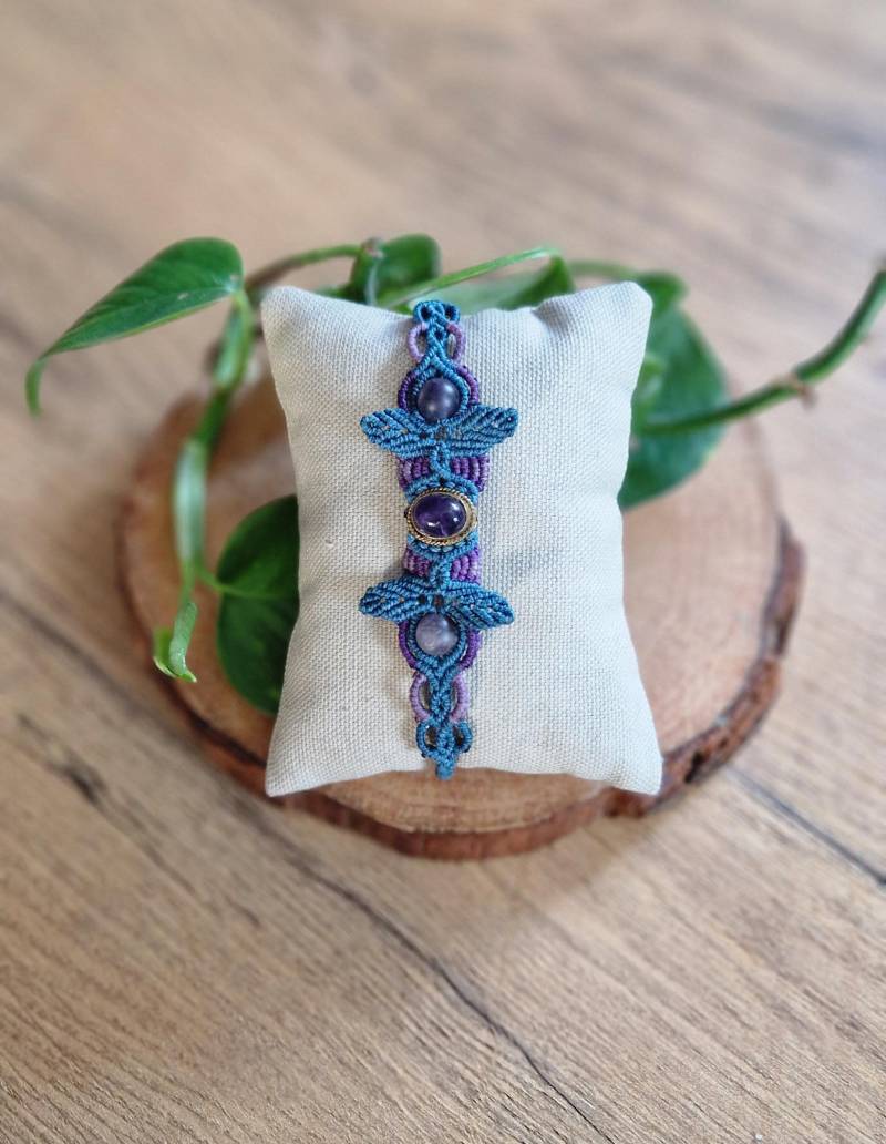 Makramee Macramé Armband Mit Amethyst Cabochon in Messing Gefasst von ColorfulMakramee