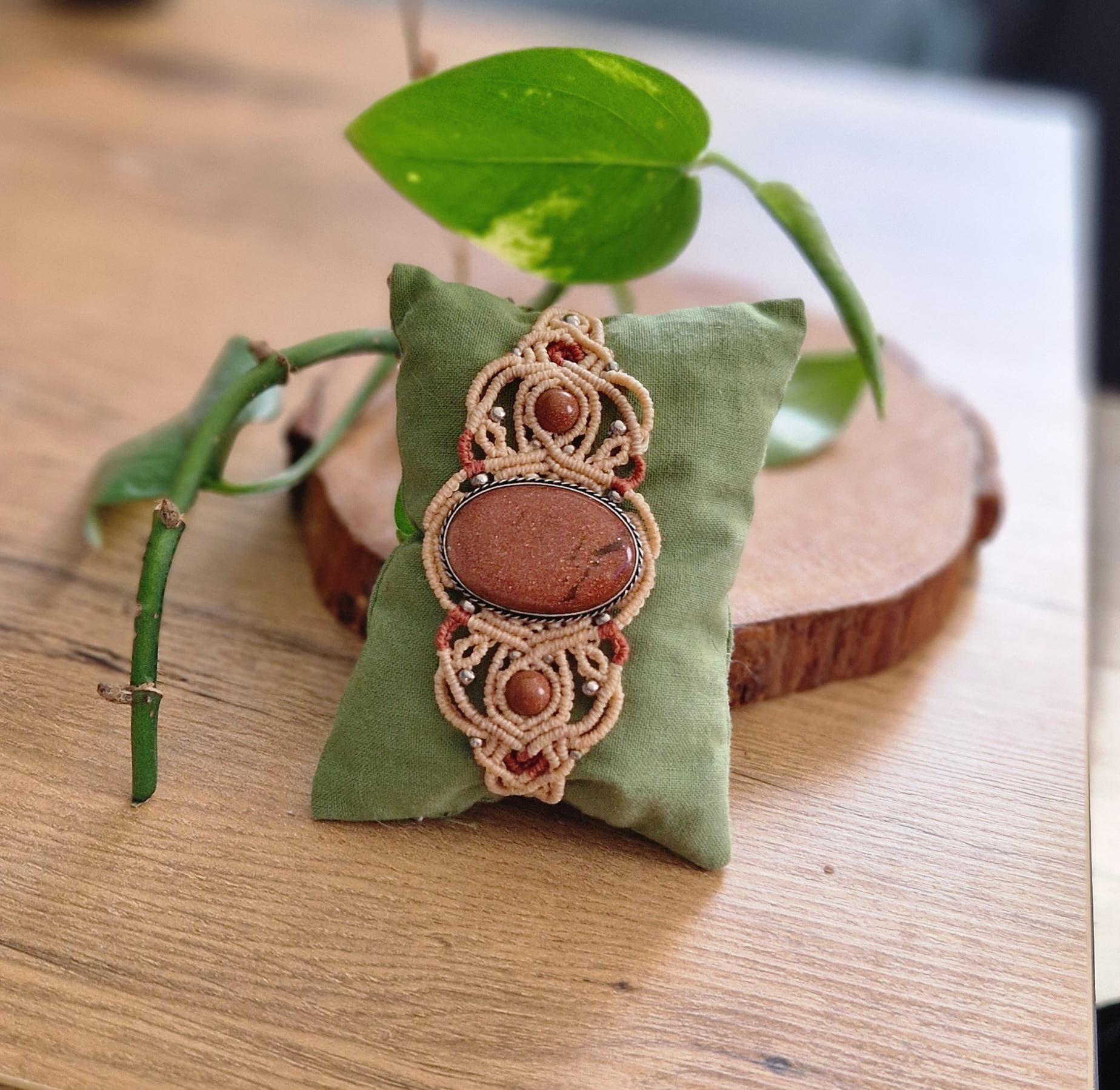 Makramee Macramé Armband Mit Goldfluss Cabochon in Messing Gefasst Makramee Macramé Armband Mit Goldfluss Cabochon in Messing Gefasst von ColorfulMakramee