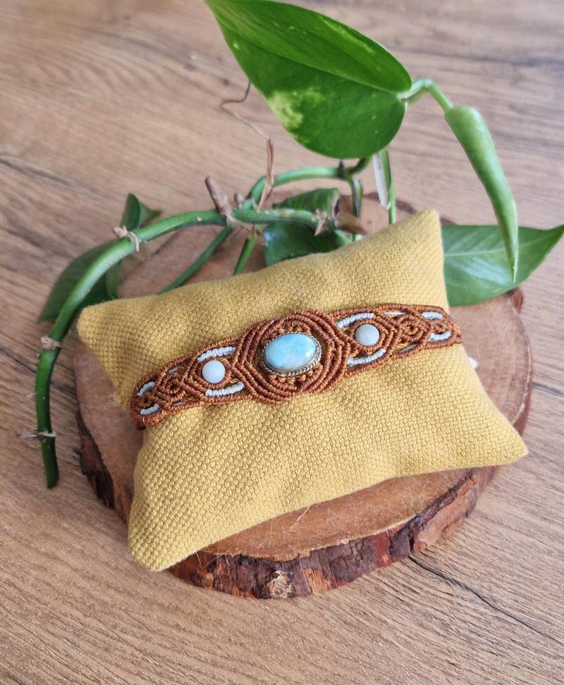 Makramee Macramé Armband Mit Larimar in Messing Und Perlen von ColorfulMakramee