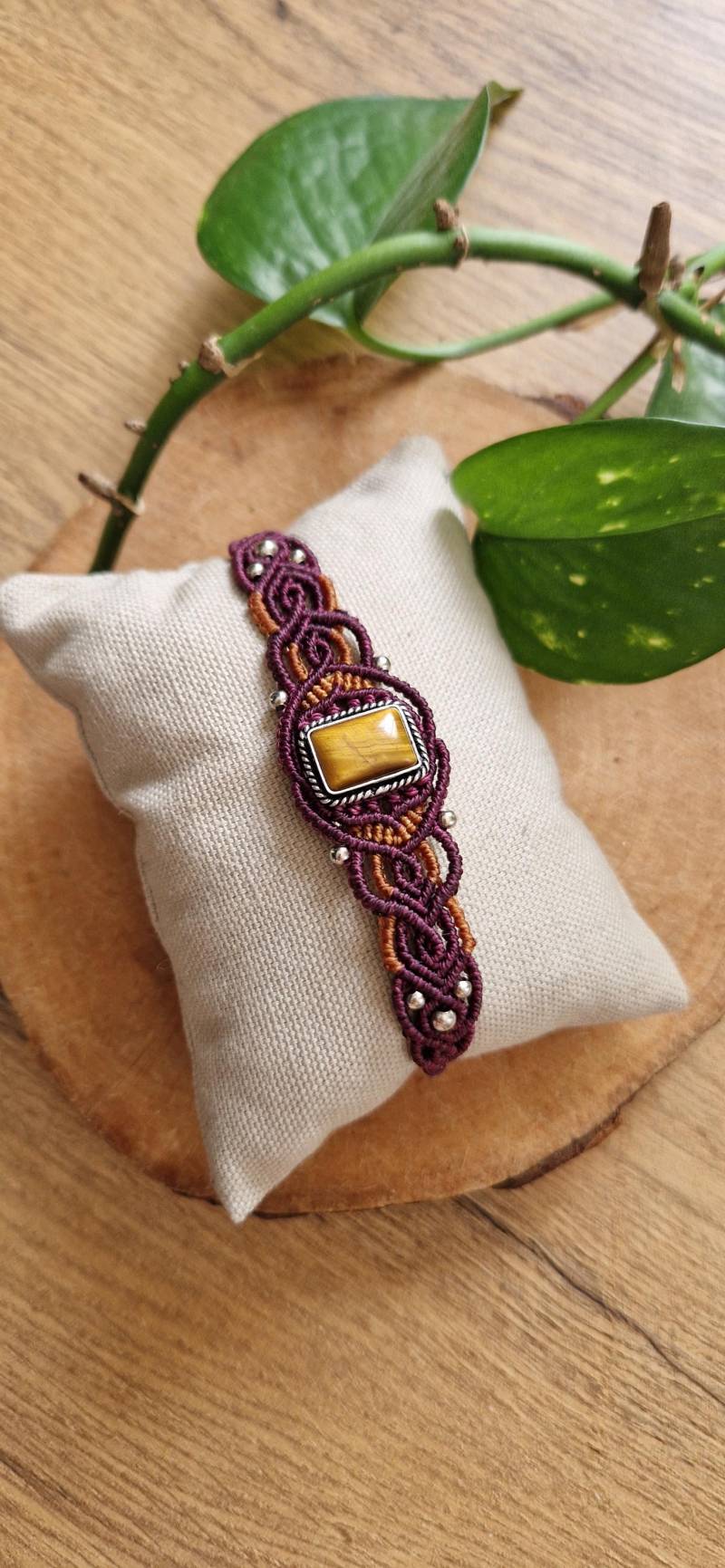 Makramee Macramé Armband Mit Tigerauge in Messing Gefasst von ColorfulMakramee