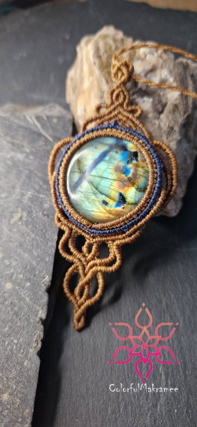 Makramee Macramé Halskette Amulett Mit Multiflash Labradorit Cabochon von ColorfulMakramee