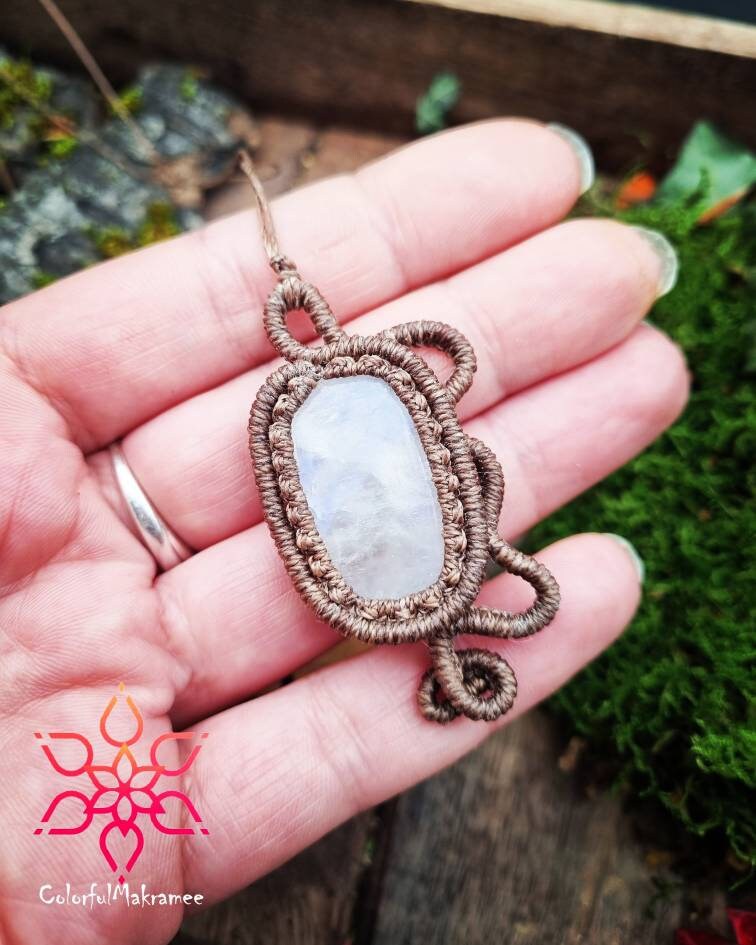 Makramee Macramé Halskette Amulett Regenbogenmondstein Weißer Labradorit Festivalschmuck Schnörkel Hippie Bohemian Ethno Heilsteinhalskette Makramee Macramé Halskette Amulett Regenbogenmondstein Weißer Labradorit Festivalschmuck Schnörkel Hippie Bohemian Ethno Heilsteinhalskette von ColorfulMakramee