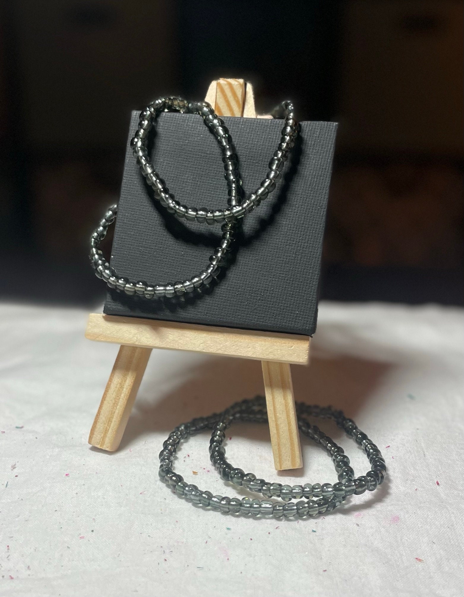 Rauchgraues Perlenarmband von ColorfulWearableArt