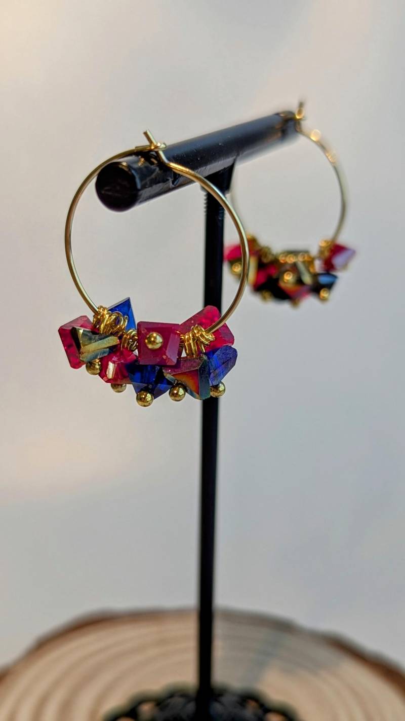 Goldene Hoops Mit Glassteinen Rot/Lila/Blau von Colormooncreations