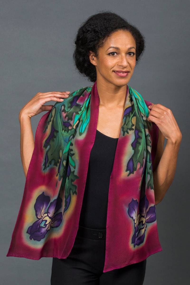 Iris Und Acanthus Blätter Schal in Rubin #cmsc026 von ColormuseArt