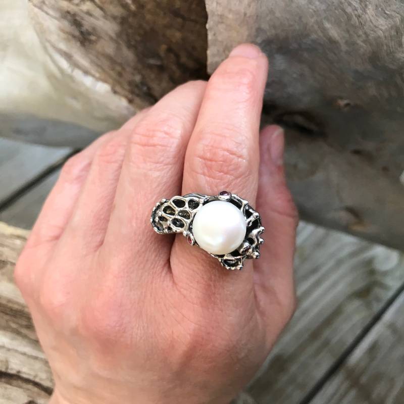 sterling Silber Rhodium Natürliche Perle Roter Granat Handwerker-Ring 8, 5 von ColorsOfEtnika