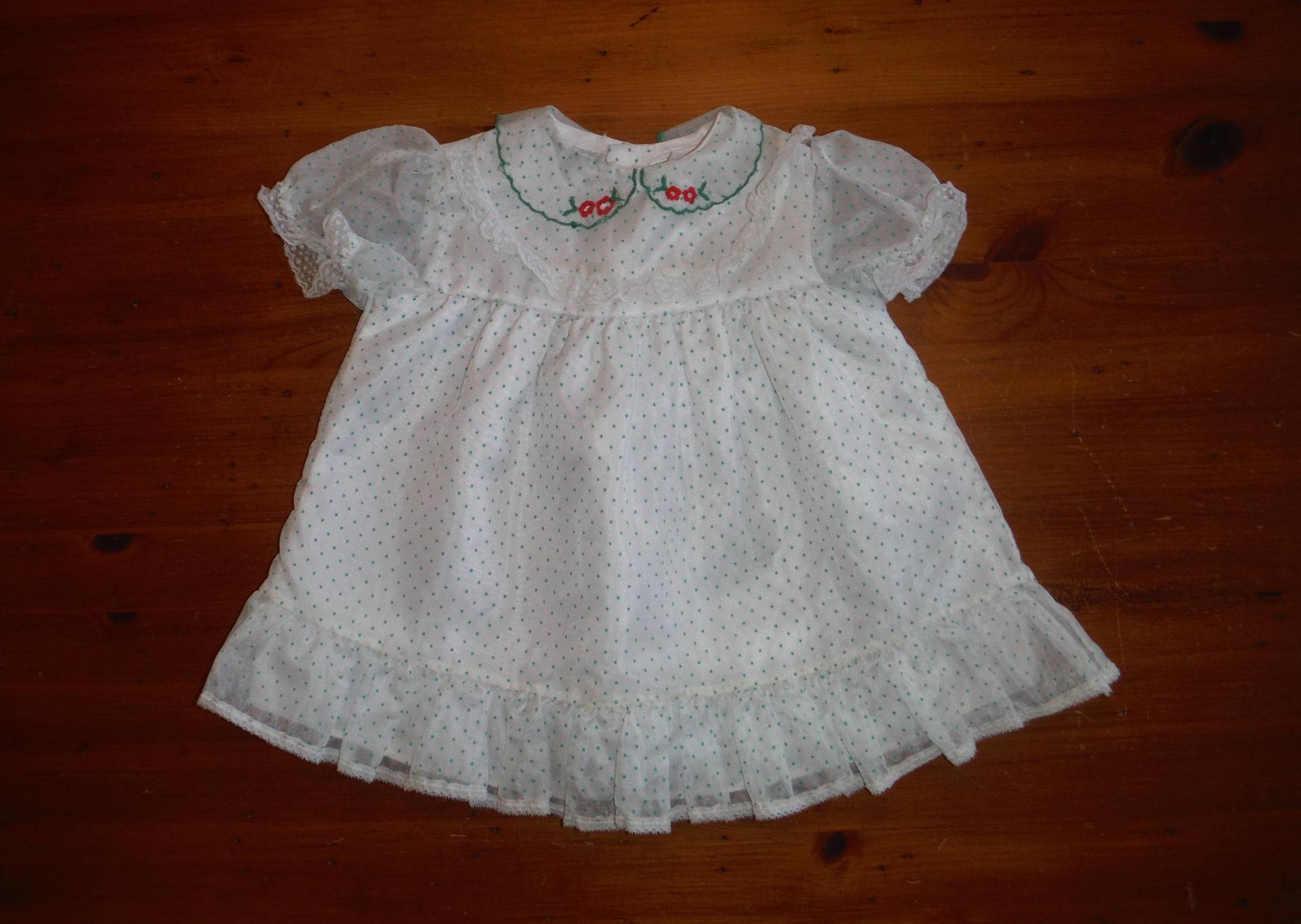 Süßes Vintage Weiß Polka-Dot Baby Kleid - 1970Er Grün & Rüschen Spitze Kleinkind Polyester Sommerkleid Süßes Vintage Weiß Polka-Dot Baby Kleid - 1970Er Grün & Rüschen Spitze Kleinkind Polyester Sommerkleid von Colorsforkidsshop