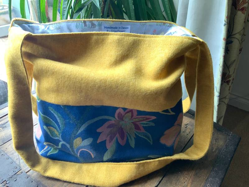 Handtasche. Gelber Tweed Mit Schönen Blauen Blumen. Gefüttert Einem Wunderschönen Louis Und Irene Stoff. 13 "Von 10 Handtasche. Gelber Tweed Mit Schönen Blauen Blumen. Gefüttert Einem Wunderschönen Louis Und Irene Stoff. 13 "Von 10 von Colouflower