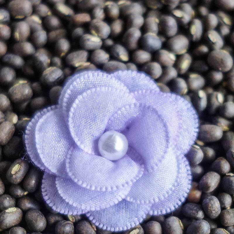Kleine Lila Rosetten Mit Rautenstich Und Perlenakzenten von ColourCocoon
